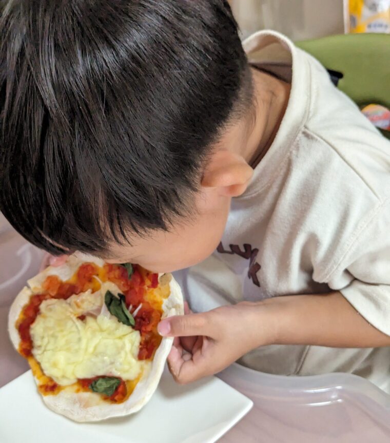 ピザを食べる子供